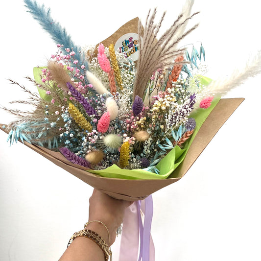Dried flowers in pastel colours 